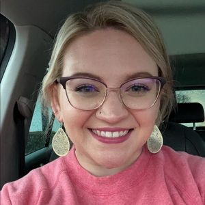 Meet your Posher, Adrienne